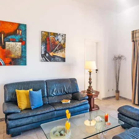 Villa In Albufeira Near Beach And Marina فيلة *