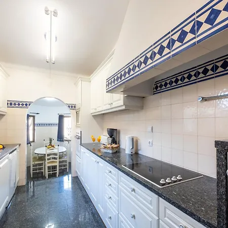 Villa In Albufeira Near Beach And Marina فيلة *